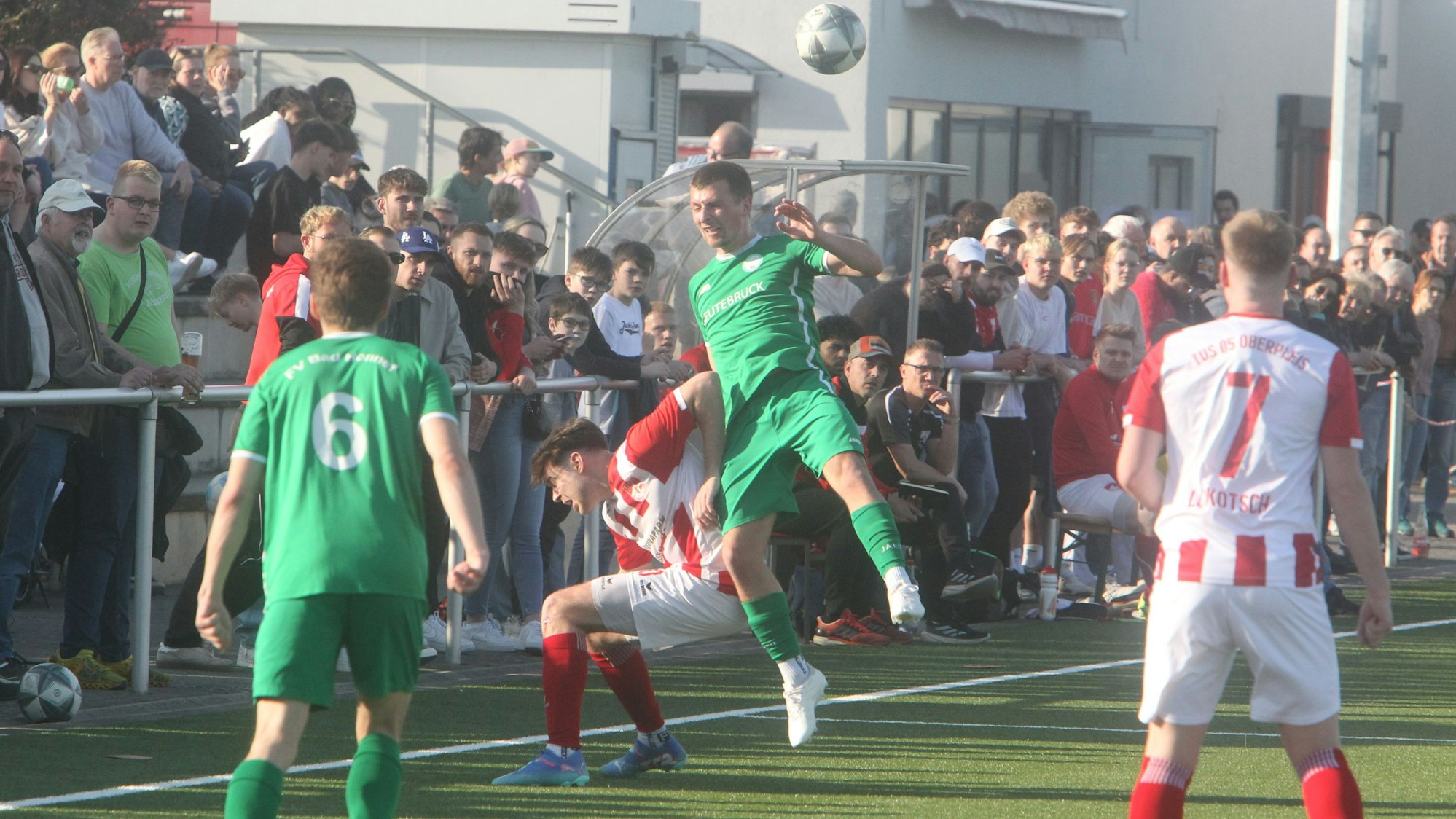 Großer Kampf vor toller Kulisse: Nikolas Klosterhalfen (links) vom TuS Oberpleis wird von Fritz Spürkel zu Boden gebracht.