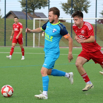 Mit aufgeblasenen Backen läuft ein Zülpicher Spieler einem Gegner hinterher.