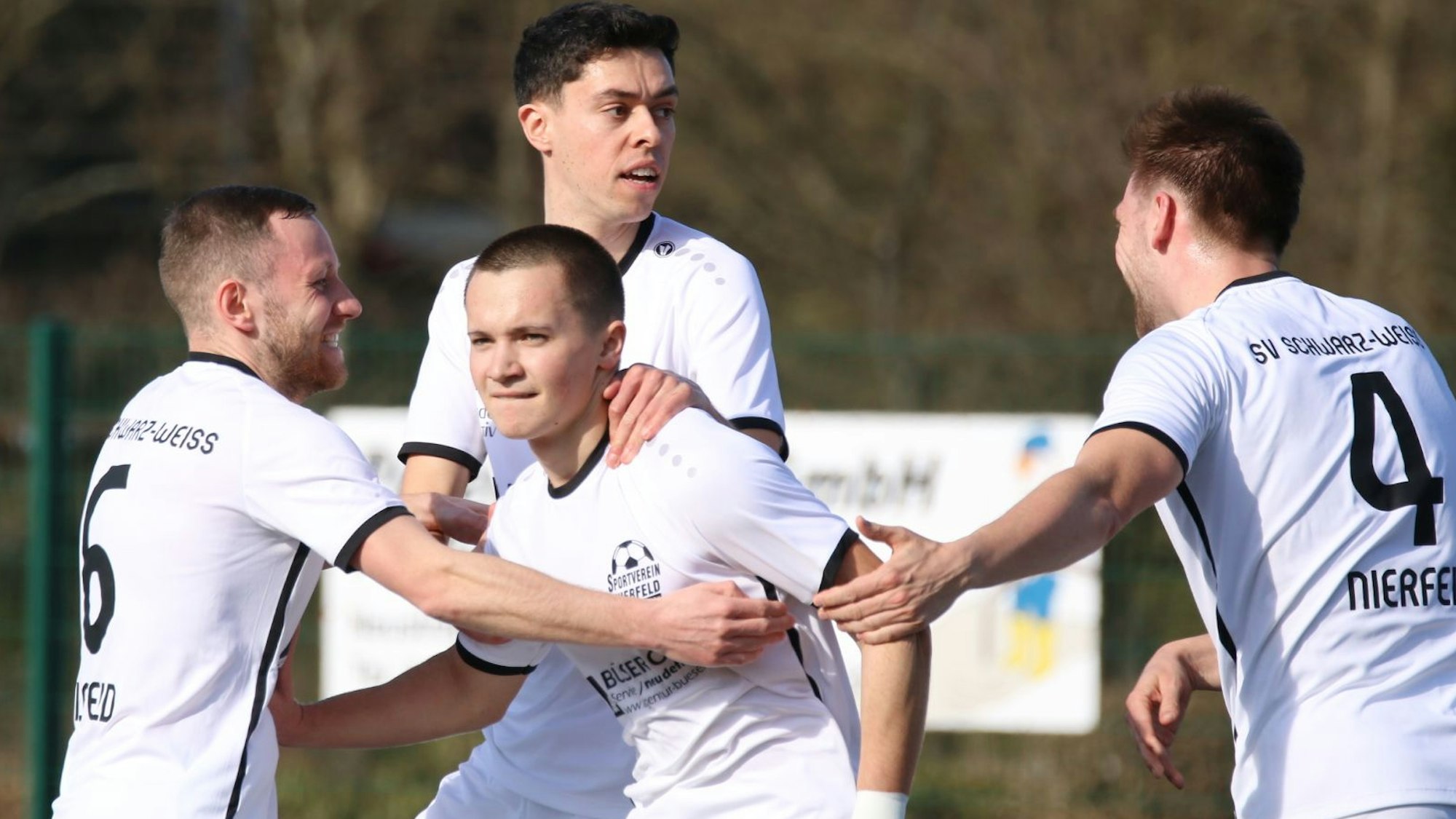 Seine Mitspieler feiern Oleksandr Chornyi.