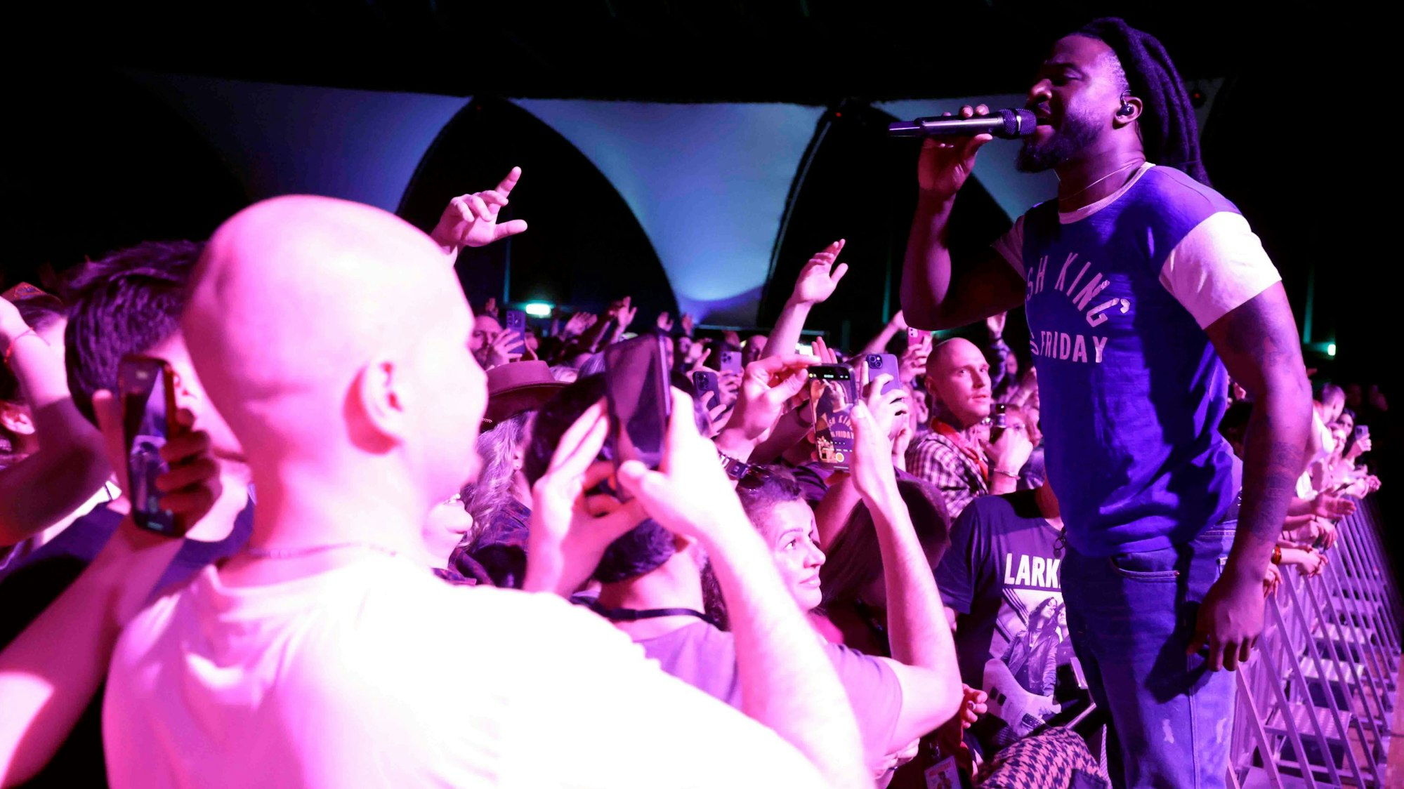 Shaboozey (* 9. Mai 1995 in Woodbridge, Virginia als Collins Obinna Chibueze, US-amerikanischer Musiker, Singer-Songwriter, Filmemacher und Musikproduzent)
"Where I’ve Been, Isn’t Where I’m Going"-Tour
am 08. März 2025
im Theater am Tanzbrunnen, Rheinparkweg 1, 50679 Köln