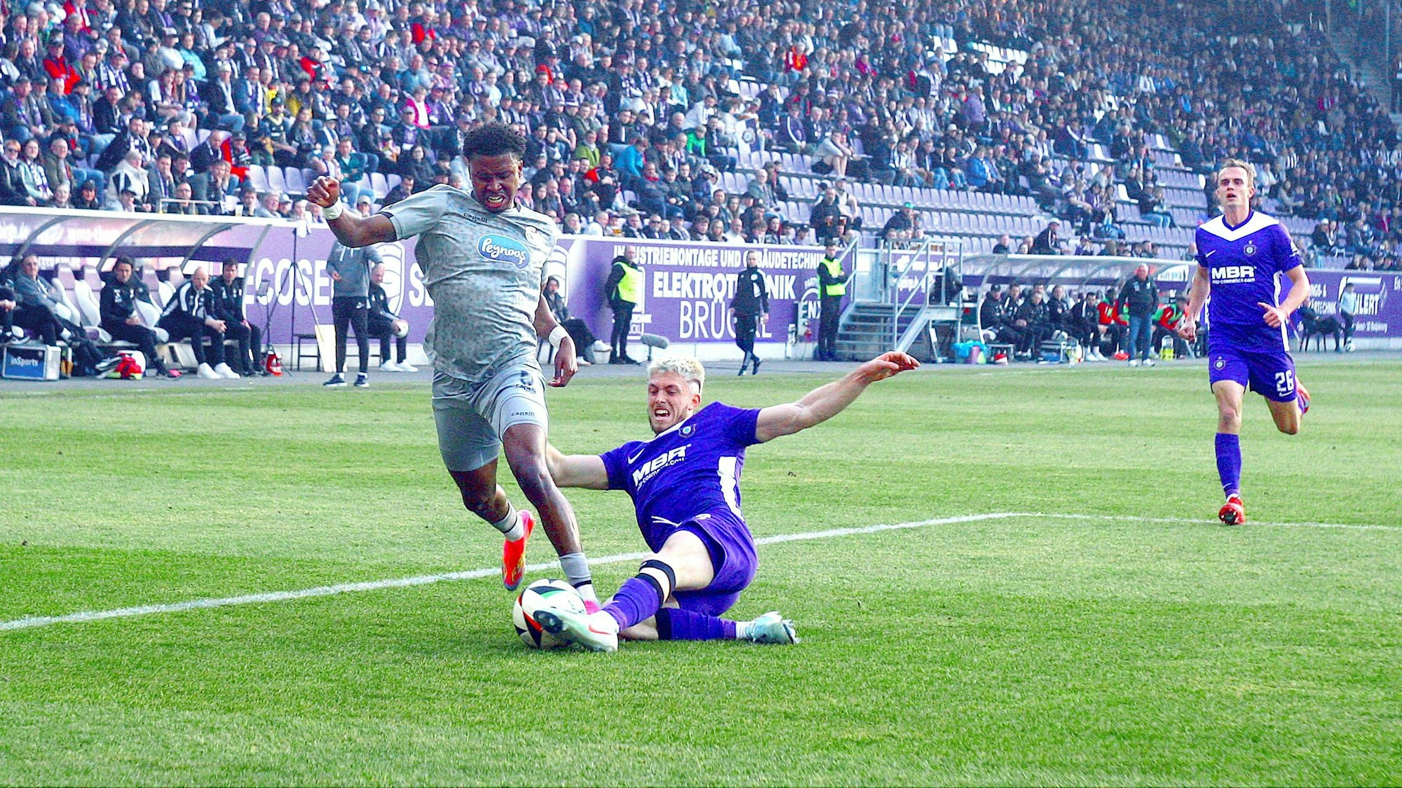 Linus Rosenlöcher Aue stoppt Sidny Lopes Cabral Köln, links Fußball 3.Liga 2024/25 FC Erzgebirge Aue - Viktoria Köln am 9.3.2025 Erzgebirge Aue - Viktoria Köln *** Linus Rosenlöcher Aue stops Sidny Lopes Cabral Cologne, left Football 3 Liga 2024 25 FC Erzgebirge Aue Viktoria Cologne on 9 3 2025 Erzgebirge Aue Viktoria Cologne