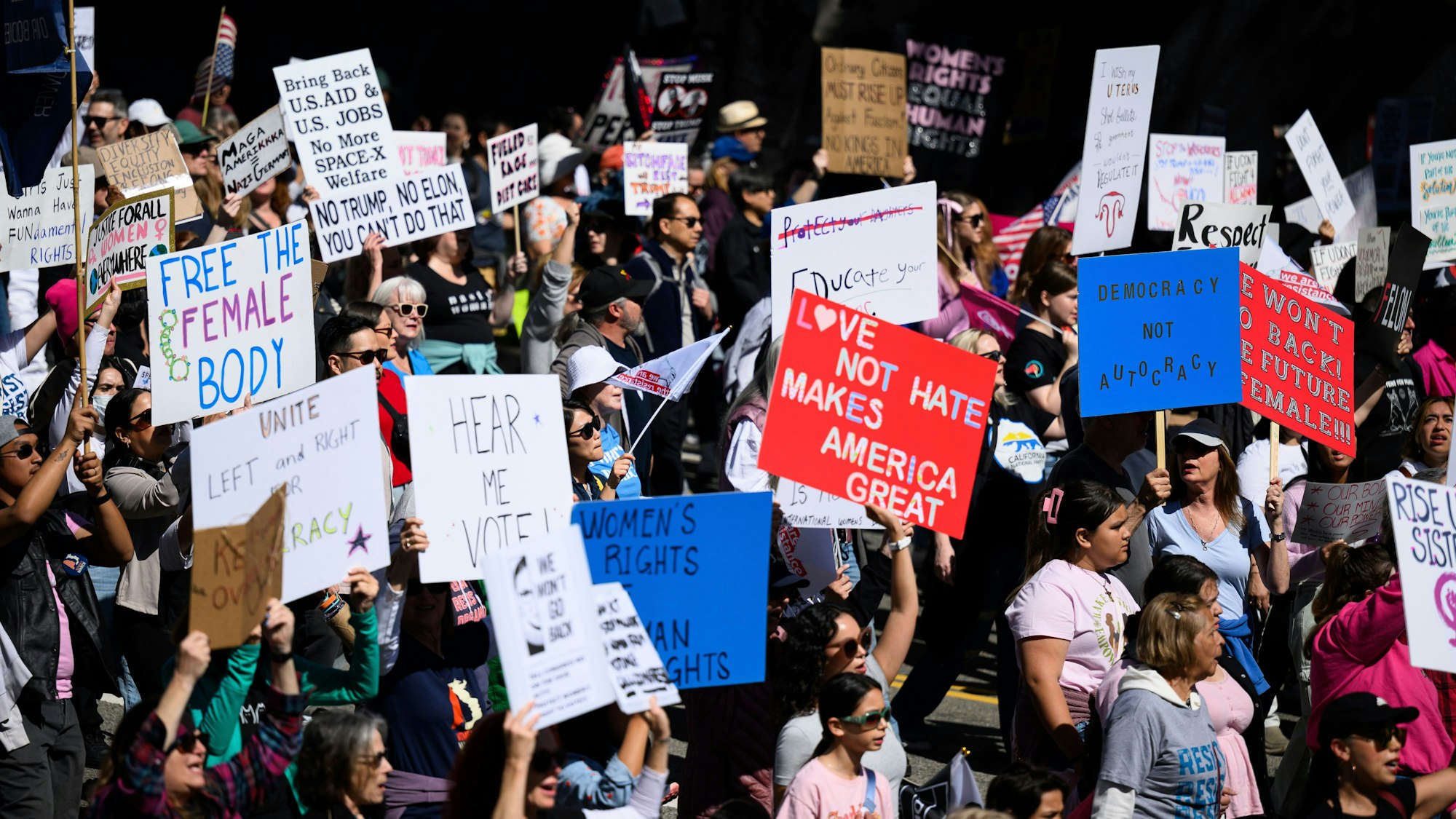 USA, Los Angeles: Demonstranten halten Schilder während eines Marsches zum Internationalen Frauentag.