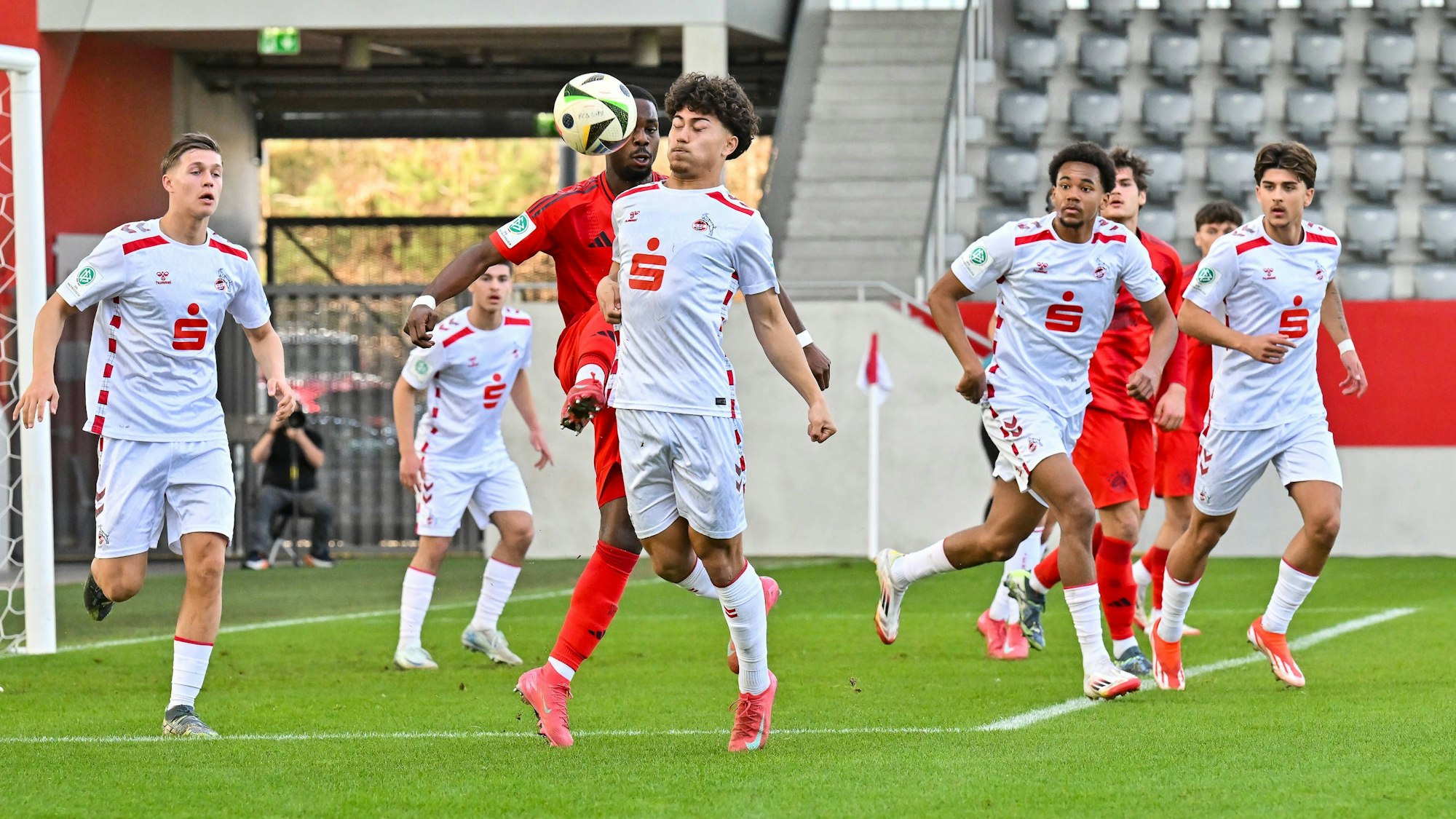 DFB U19-Nachwuchsliga Hauptrunde: FC Bayern München U19 - 1. FC Köln U19 09.03.2025 Im Duell Michael SCOTT FCB 11 und Justin Kai Von Der HITZ 1. FC Koeln U19 7 / Zweikampf / A-Junioren Bundesliga: FC Bayern Muenchen U19 - 1. FC Koeln U19, FC Bayern Campus am 09.03.2025 *** DFB U19 Nachwuchsliga Hauptrunde FC Bayern München U19 1 FC Köln U19 09 03 2025 In the duel Michael SCOTT FCB 11 and Justin Kai Von Der HITZ 1 FC Koeln U19 7 duel A Junioren Bundesliga FC Bayern Muenchen U19 1 FC Koeln U19, FC Bayern Campus on 09 03 2025 Copyright: xBEAUTIFULxSPORTS/Goldbergx