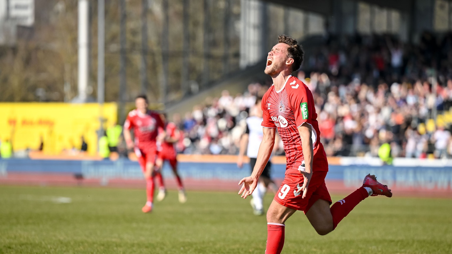 Kölns Luca Waldschmidt jubelt nach seinem Tor zum 0:1.