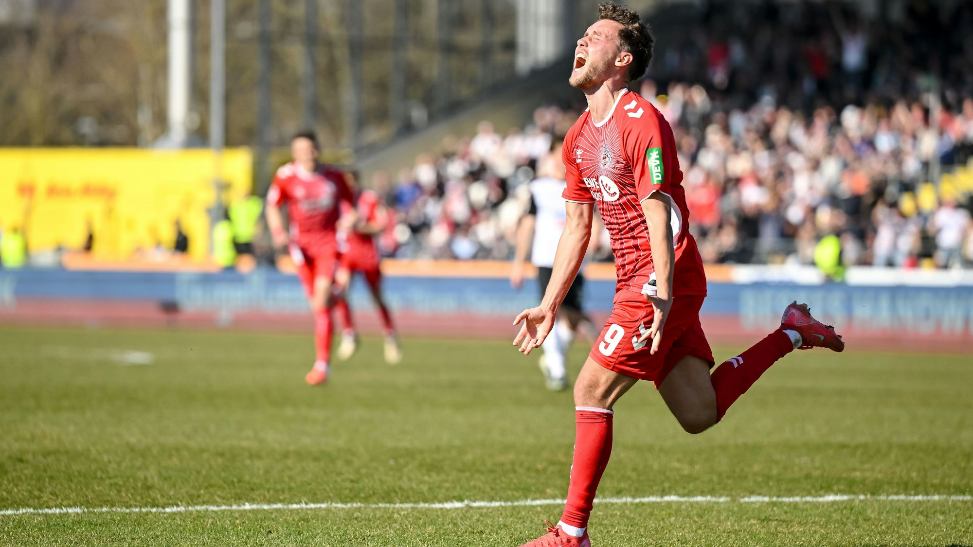 Kölns Luca Waldschmidt jubelt nach seinem Tor zum 0:1.