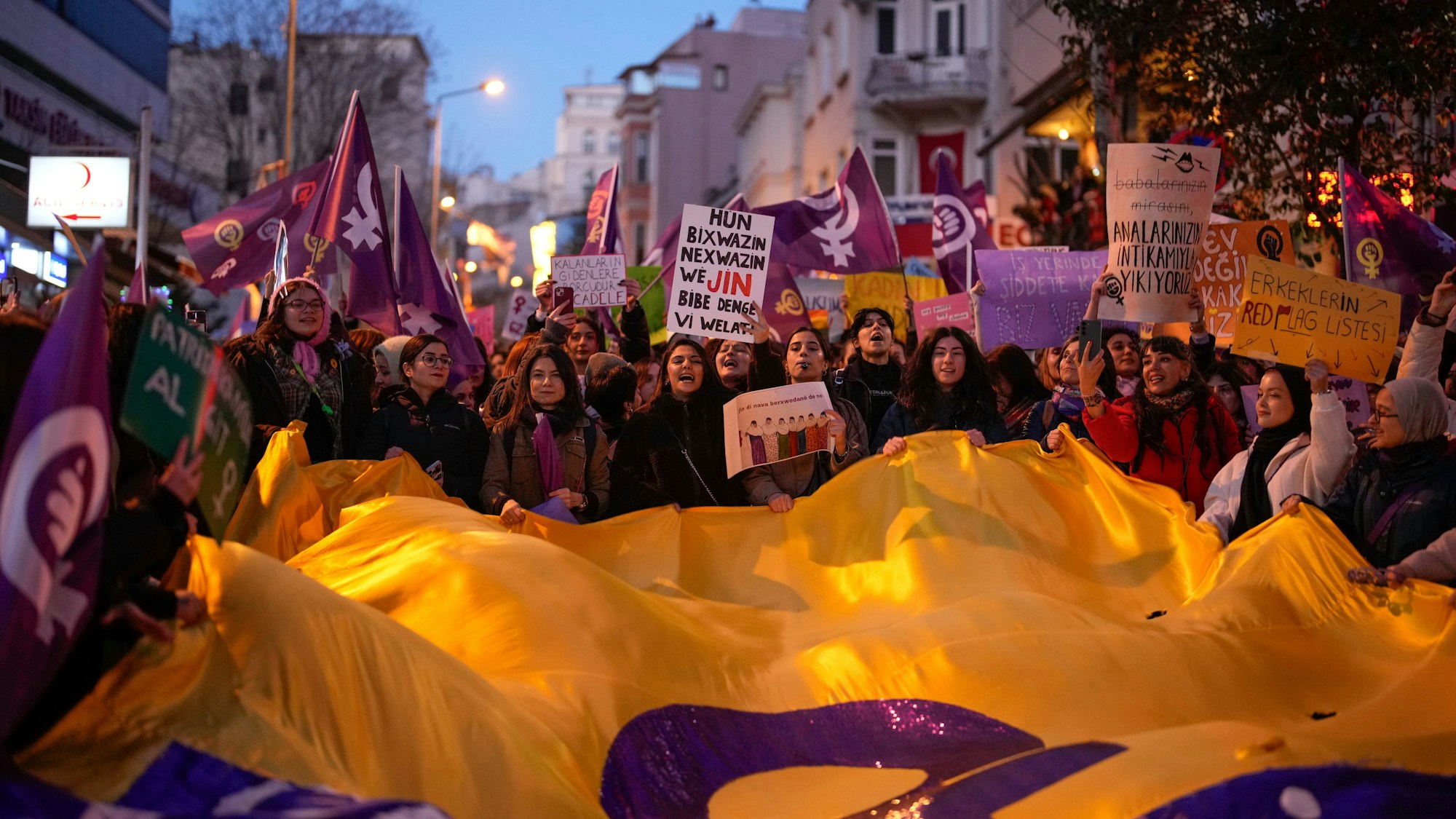 Türkei, Istanbul: Demonstrantinnen protestieren anlässlich des Internationalen Frauentags.