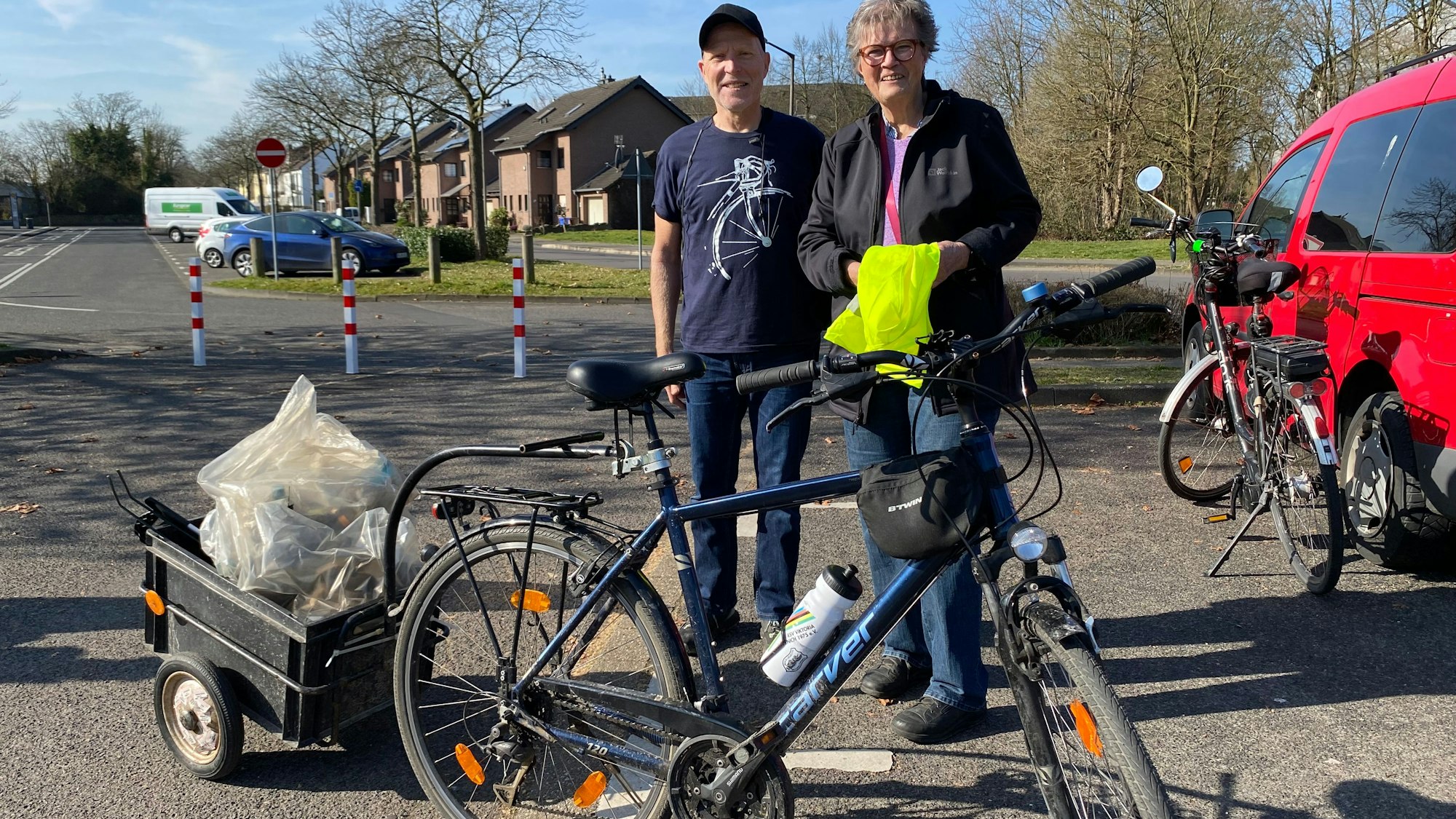 Eine Frau und ein Mann lächeln in die Kamera.