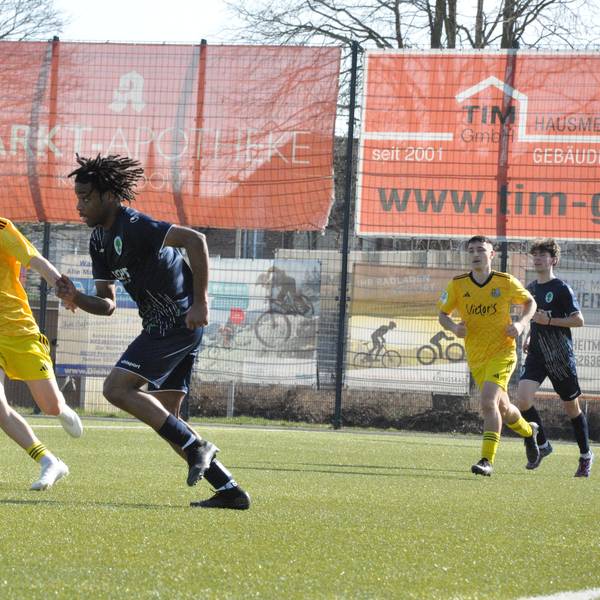 Das Foto zeigt einen Fußballer von BW Königsdorf im dunklen Trikot, der mit einem Saarbrücker Gegenspieler um den Ball kämpft