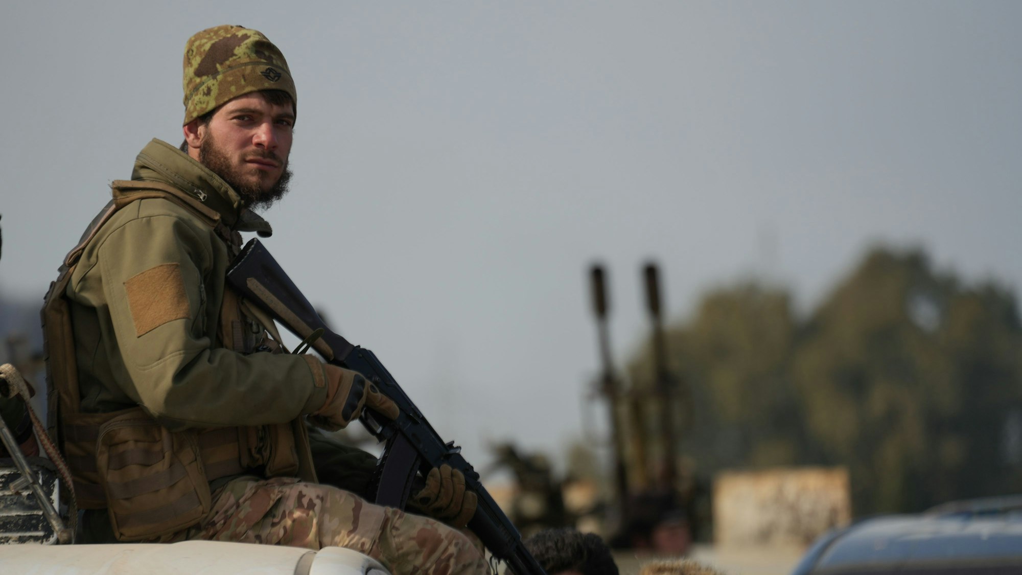 Die syrischen Streitkräfte rücken in die Dörfer im Umland von Latakia vor, um gegen Anhänger des gestürzten syrischen Präsidenten Assad zu kämpfen.