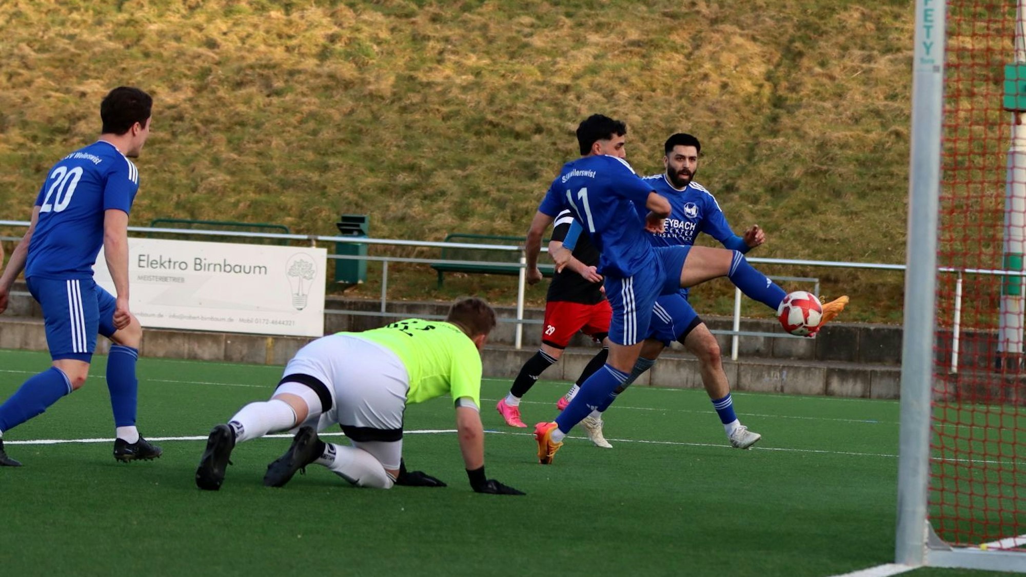 Patrick Hinsch erzielt gegen Lommersum ein Tor. Mit einem ausgestreckten Fuß kommt er an den Ball, der Torwart ist schon geschlagen.
