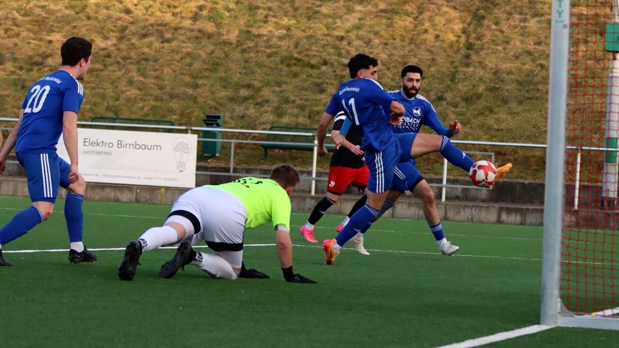 Nach einem langen Freistoß kommt Patrick Hinsch an den Ball und erzielt das 3:2. Der Lommersumer Torwart liegt geschlagen auf dem Boden.
