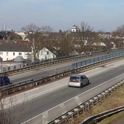 Ein Auto fährt über die Drachenbrücke auf der B 42 in Königswinter, die zurzeit saniert wird.