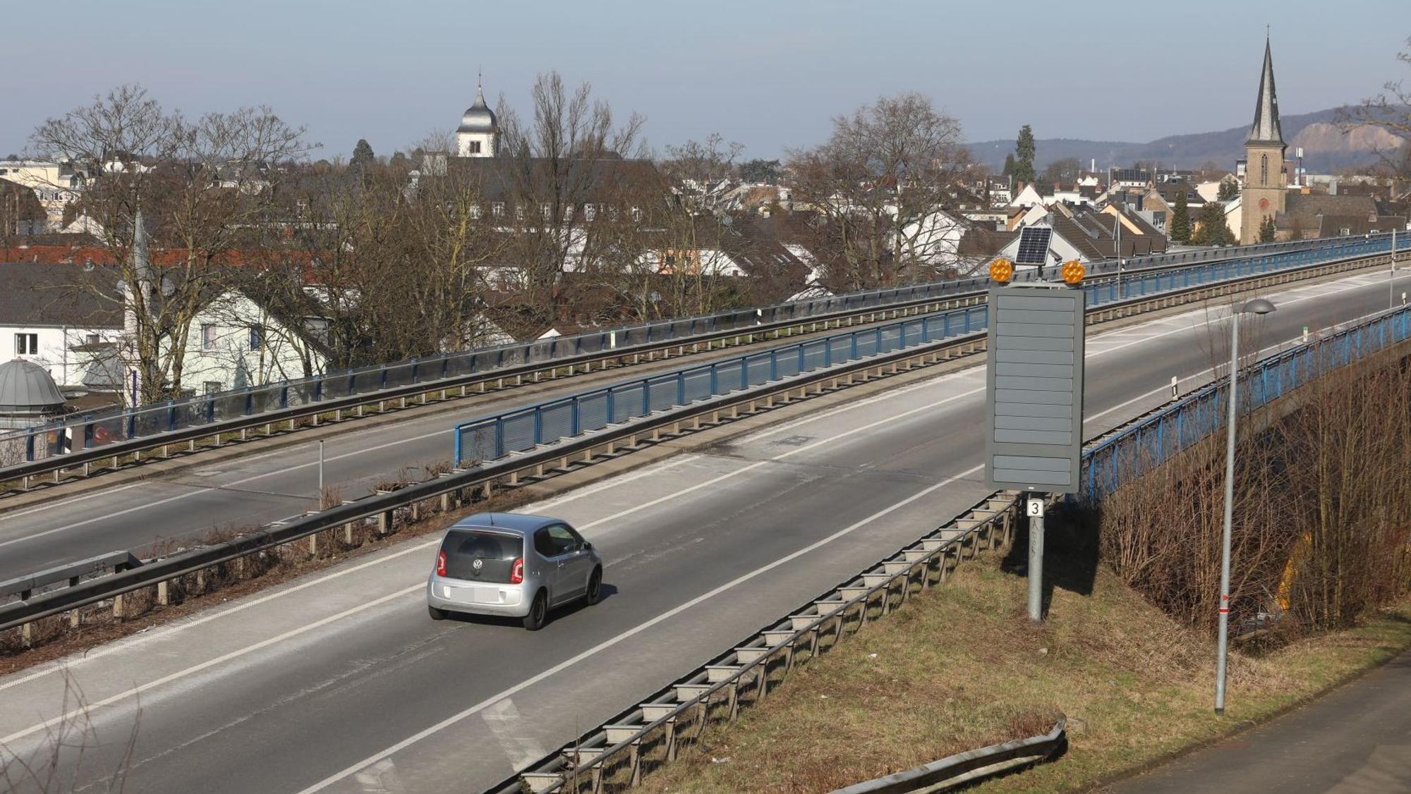 Ein Auto fährt über die Drachenbrücke auf der B 42 in Königswinter, die zurzeit saniert wird.