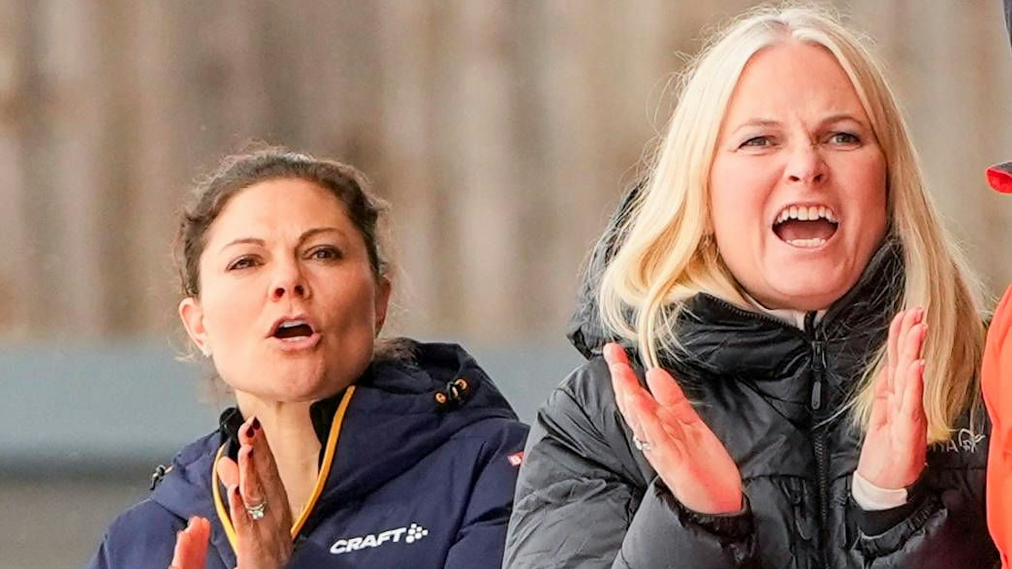 Kronprinzessin Victoria und Kronprinzessin Mette-Marit jubeln während des 50-km-Laufs der Frauen bei den Skiweltmeisterschaften in Trondheim.