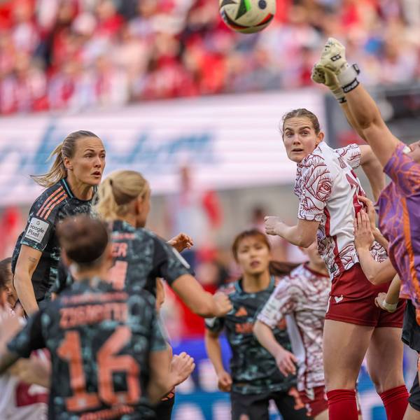 Schwerstarbeit: FC-Torfrau Aurora Mikelsen und Sylwia Matysik stemmen sich gegen die Übermacht des FC Bayern München.