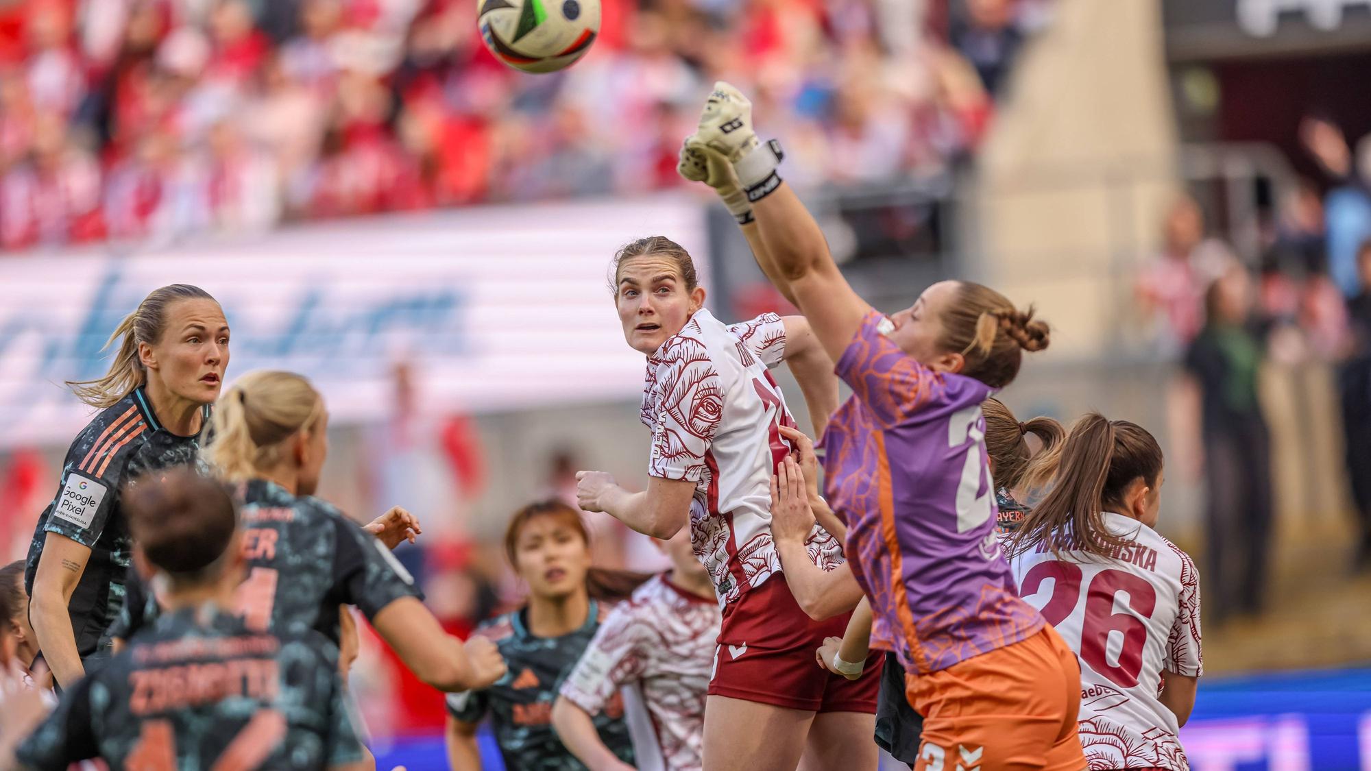Schwerstarbeit: FC-Torfrau Aurora Mikelsen und Sylwia Matysik stemmen sich gegen die Übermacht des FC Bayern München.