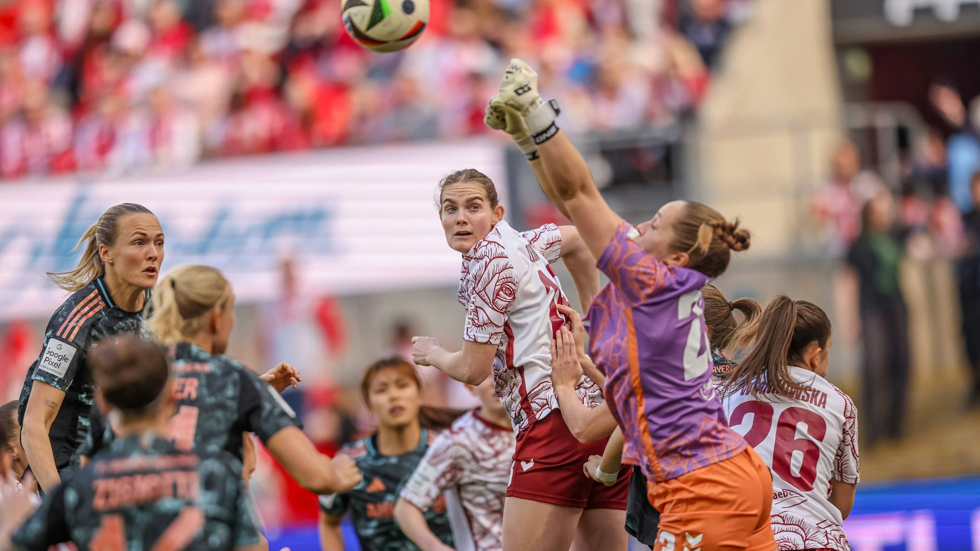 Schwerstarbeit: FC-Torfrau Aurora Mikelsen und Sylwia Matysik stemmen sich gegen die Übermacht des FC Bayern München.