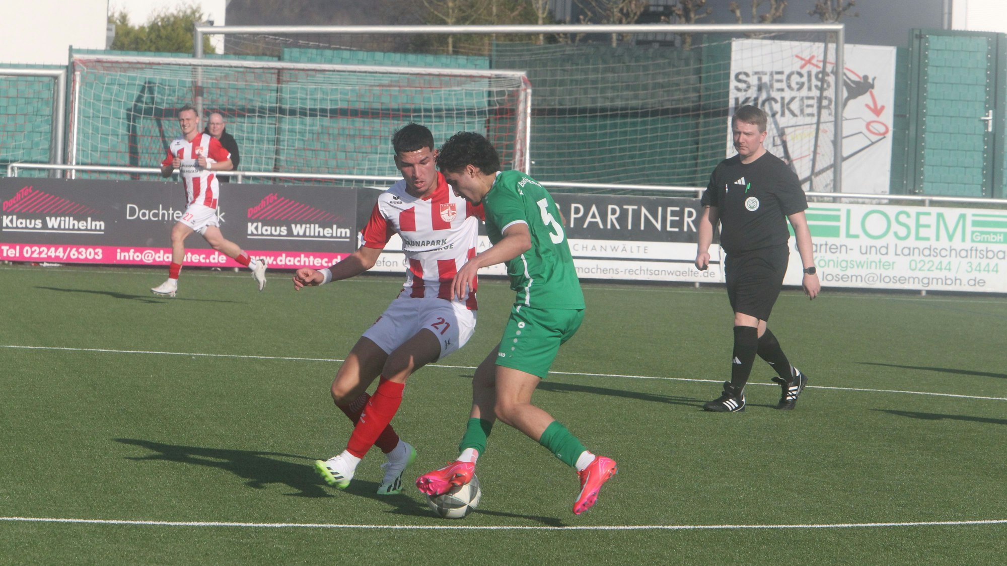 Schenken sich nichts: TuS-Akteur Linus Salm (l.) und Sidar Ali Simsik vom HFV.