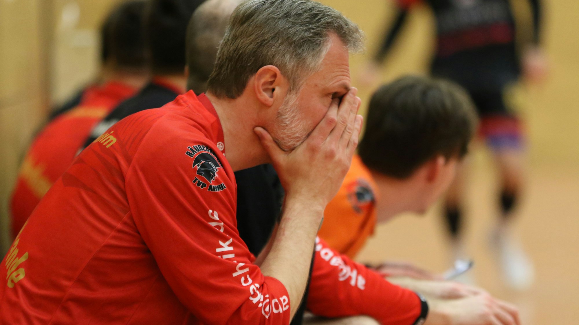 Palmersheims Physiotherapeut hat die Hände vorm Gesicht.