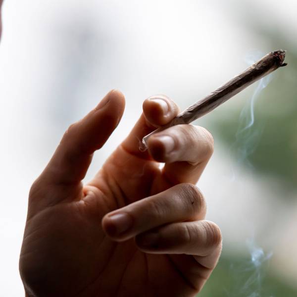 Eine Person raucht einen Joint. Mehrheit der Deutschen gegen eine Abschaffung des Cannabisgesetzes
