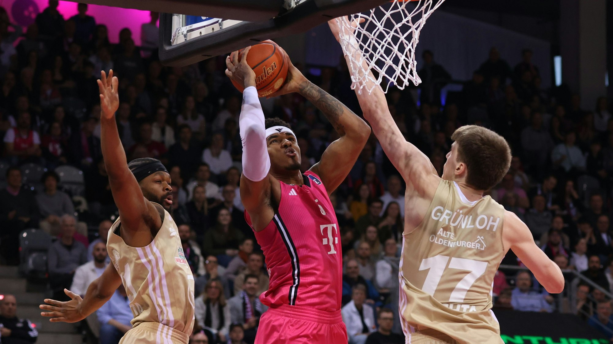 Der Bonner Rivaldo Soares (Mitte) sucht gegen Vechtas Johann Grünloh den Abschluss direkt am Brett.