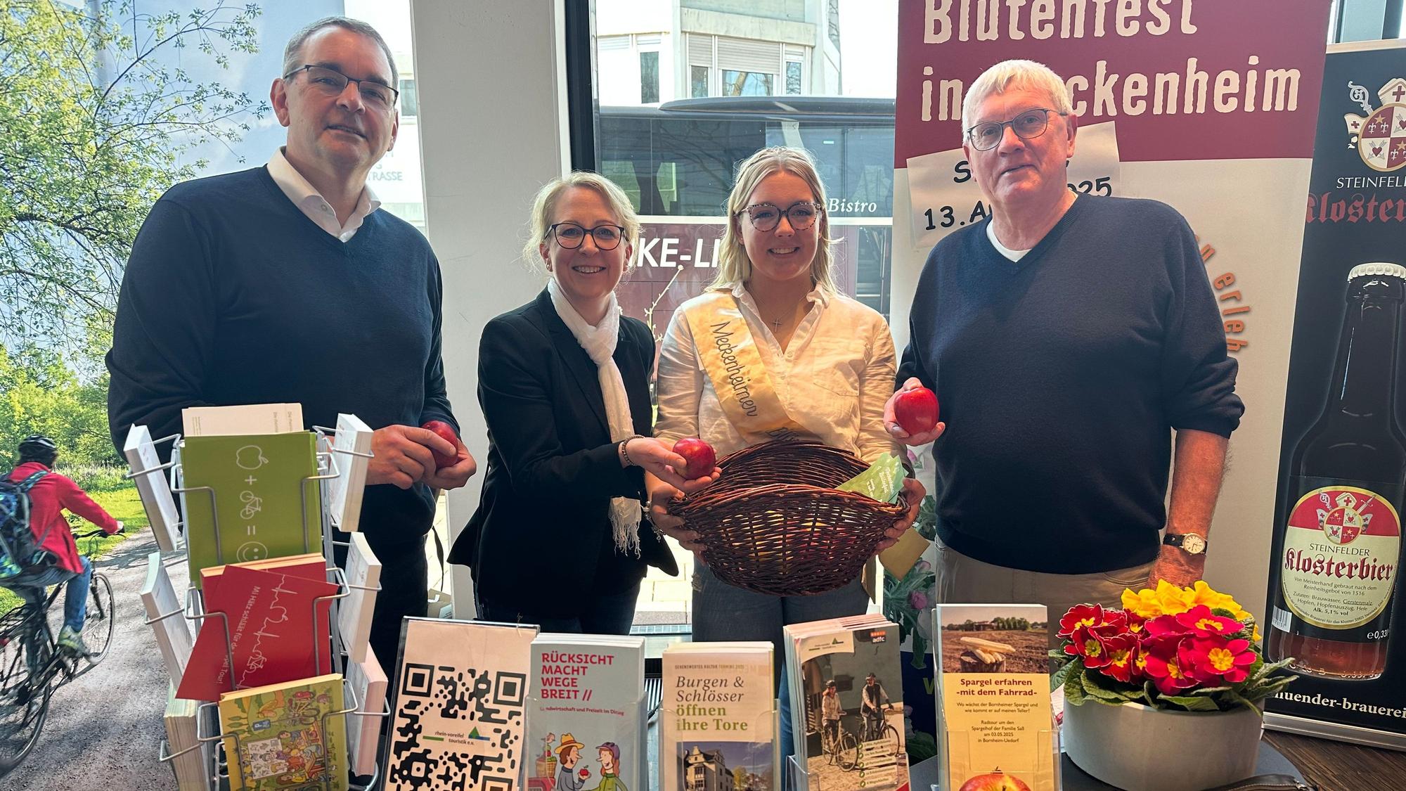 Beim Rundgang auf der Reisemesse: Bürgermeister Stefan Rosemann, Kreis-Wirtschaftsförderin Regina Rosenstock, die Meckenheimer Blütenkönigin Annina Engels und Landrat Sebastian Schuster (v.l.).