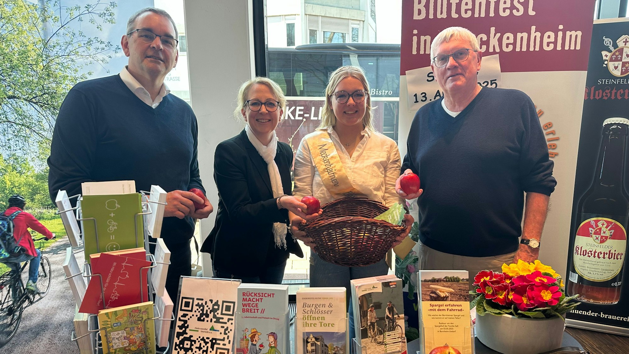 Beim Rundgang auf der Reisemesse: Bürgermeister Stefan Rosemann, Kreis-Wirtschaftsförderin Regina Rosenstock, die Meckenheimer Blütenkönigin Annina Engels und Landrat Sebastian Schuster (v.l.).