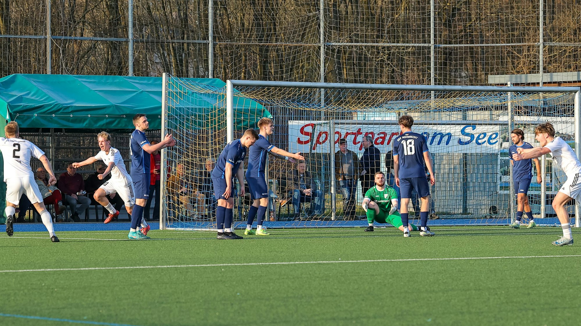Doie Nümbrechter sind am Boden oder diskutieren wie es zu dem Tor gekommen sein kann, während die Gäste jubelnd über den Platz stürmen.