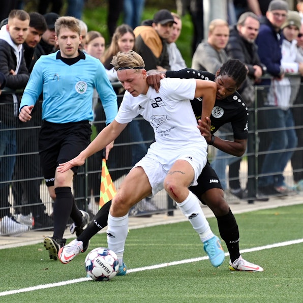 03.10.2022-Fussball-Blau Weiß Köln - FC Pesch
Kreispokal-Finale 22/23
vorne: Niklas Lohrer (Köln)
rechts: Gabriel Nbongo (Pesch)
Foto: Uli Herhaus