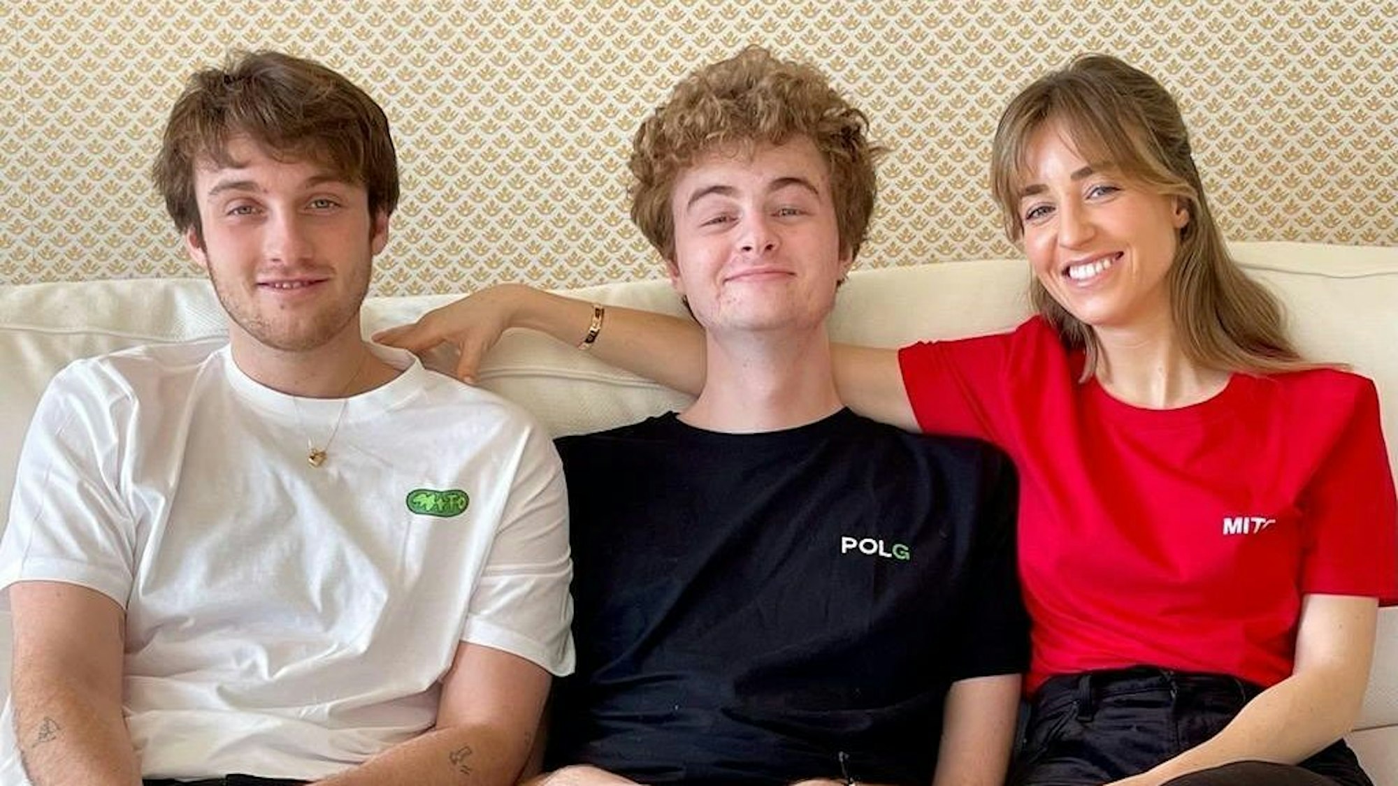 Prinz Frederik von Luxemburg zwischen zwei Freunden.