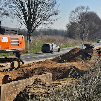 Zu sehen ist eine Baustelle neben einer befahrenen Straße.