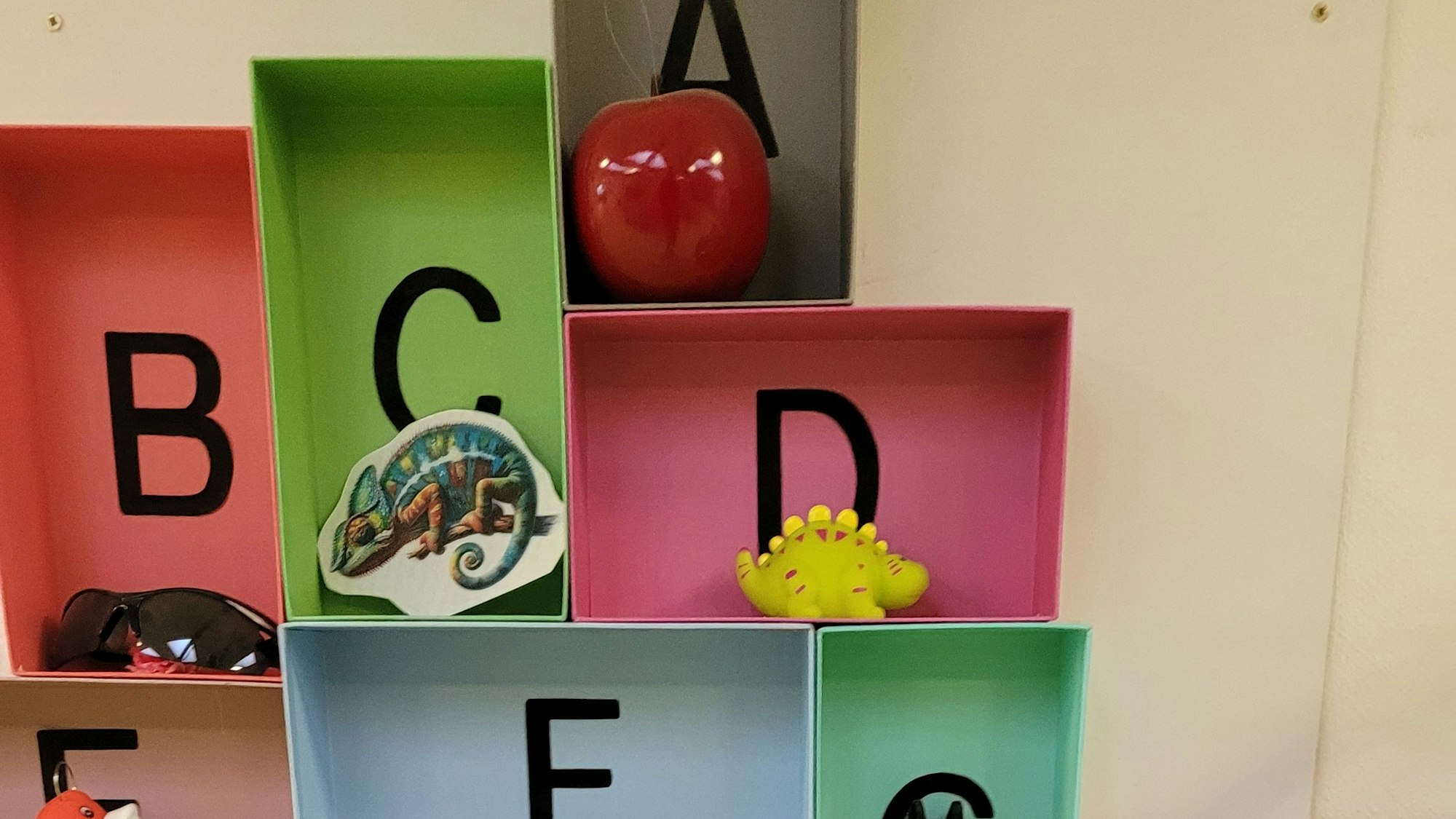 Das Foto zeigt einen Setzkasten in einem Kindergarten