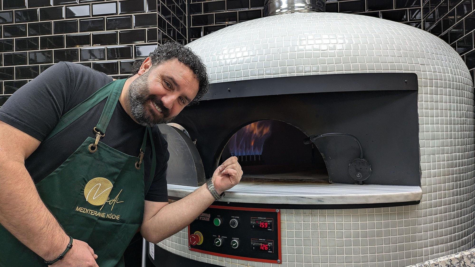 Inhaber Hasan Ali Yildirim vor seinem Pizzaofen.