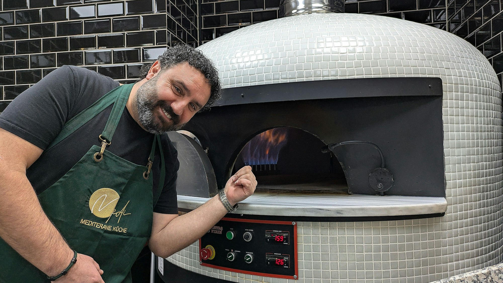 Inhaber Hasan Ali Yildirim vor seinem Pizzaofen.