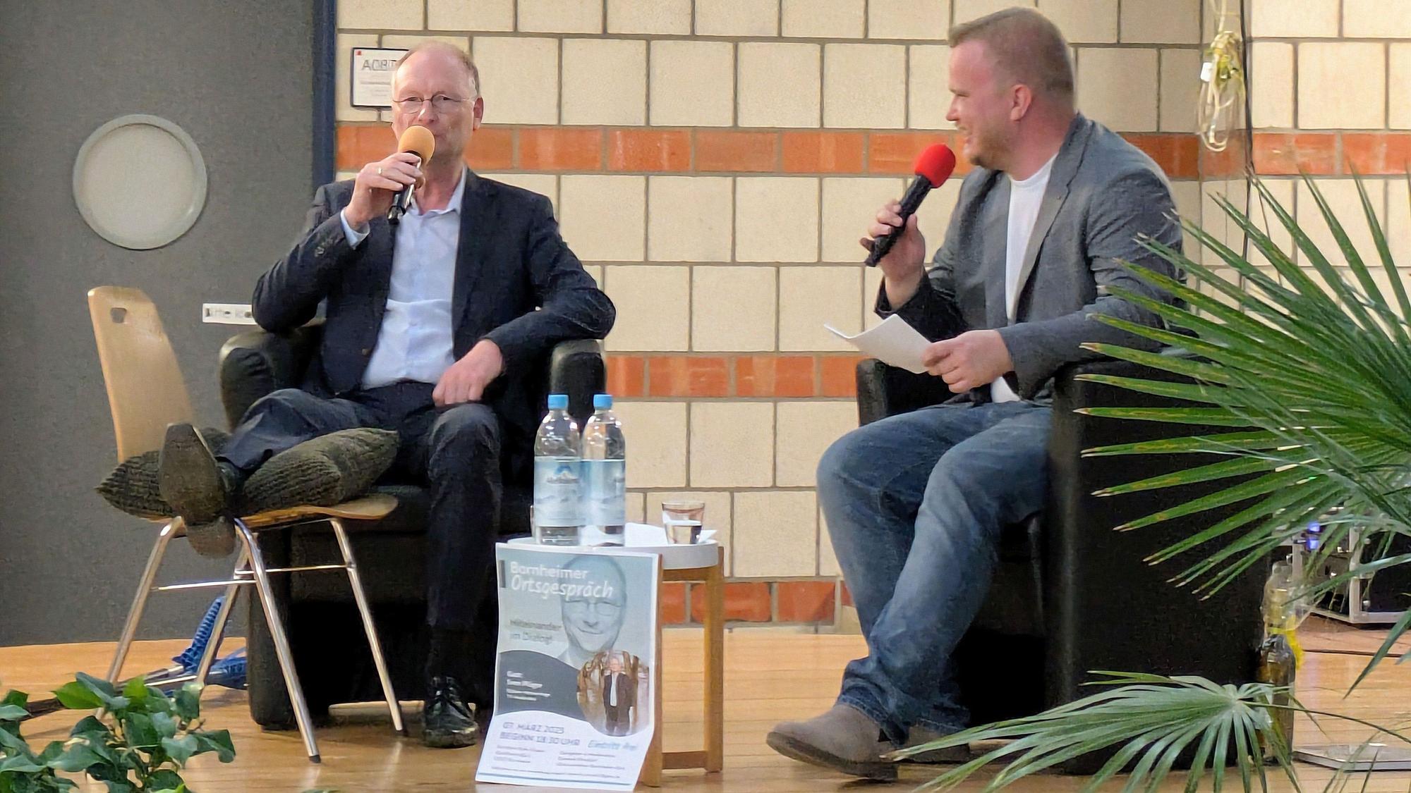 Dominik Pinsdorf (rechts) hatte beim 21. Bornheimer Ortsgespräch in der Oase der Europaschule Sven Plöger zu Gast.