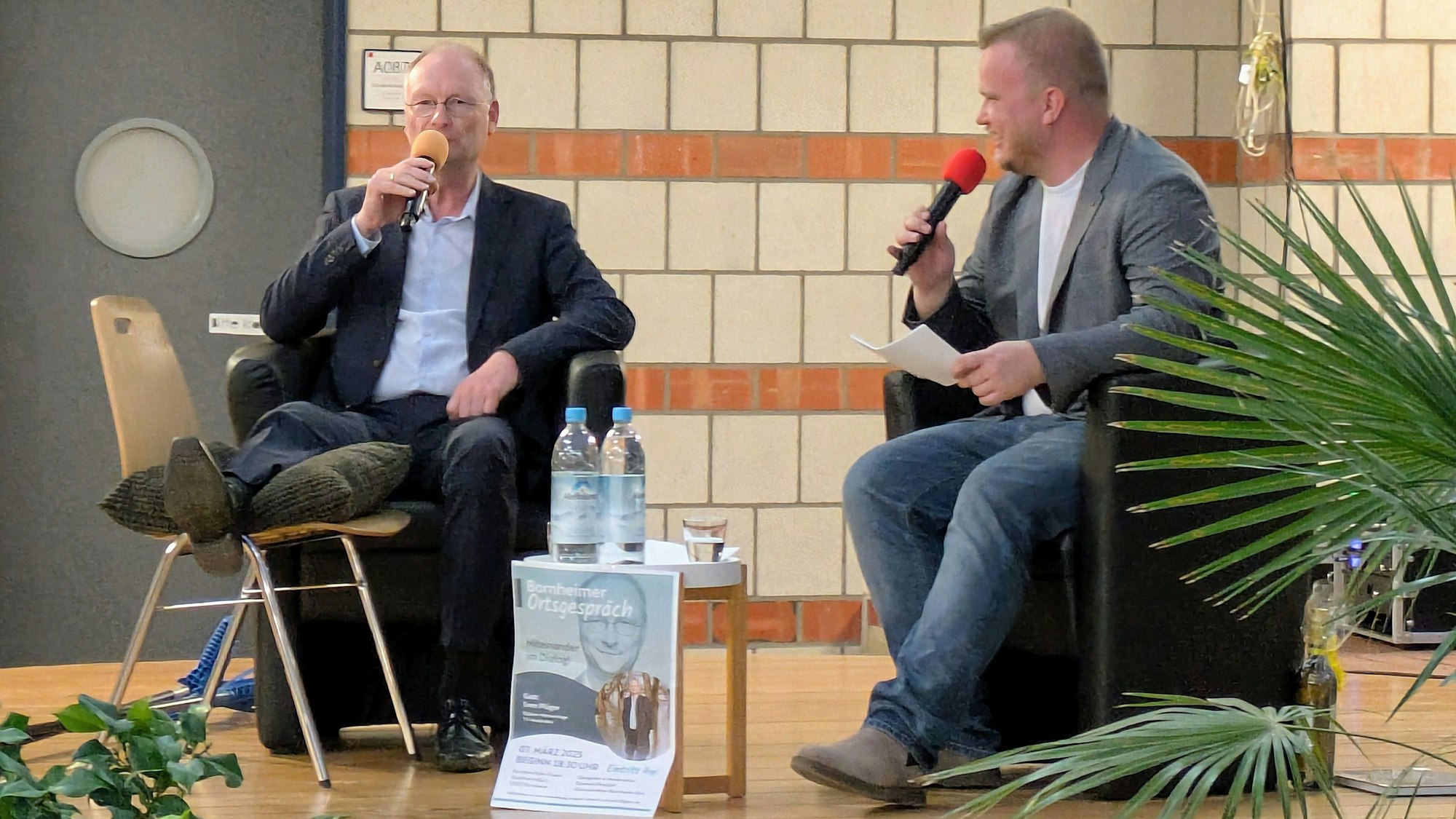 Dominik Pinsdorf (rechts) hatte beim 21. Bornheimer Ortsgespräch in der Oase der Europaschule Sven Plöger zu Gast.