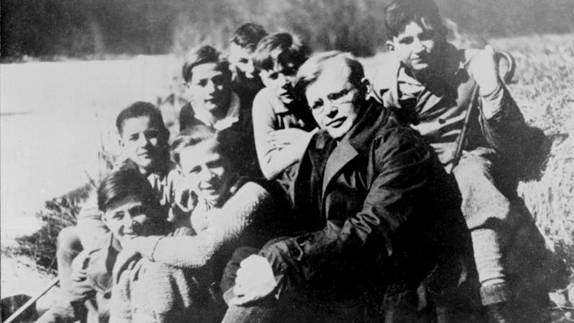Dietrich Bonhoeffer mit Konfirmanden 21. März 1932 in Friedrichsbrunn
Bundesarchiv, Bild 183-R0211-316 / CC-BY-SA 3.0
Fund bei Wikipedia - gemeinfrei
