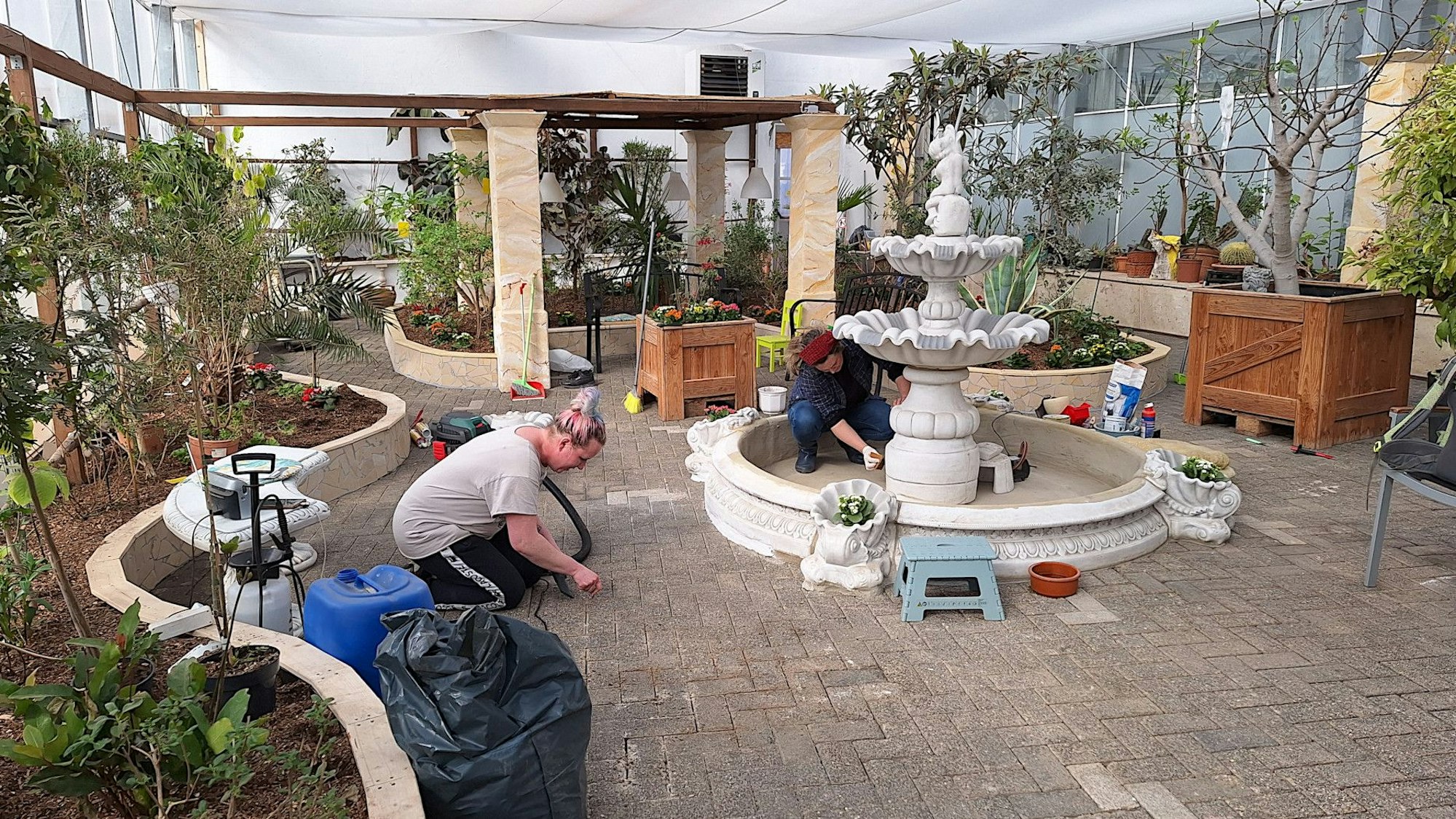 Zwei Frauen arbeiten in einer der Hallen des Eifalia Schmetterlingsgartens bei Blankenheim-Ahrhütte.