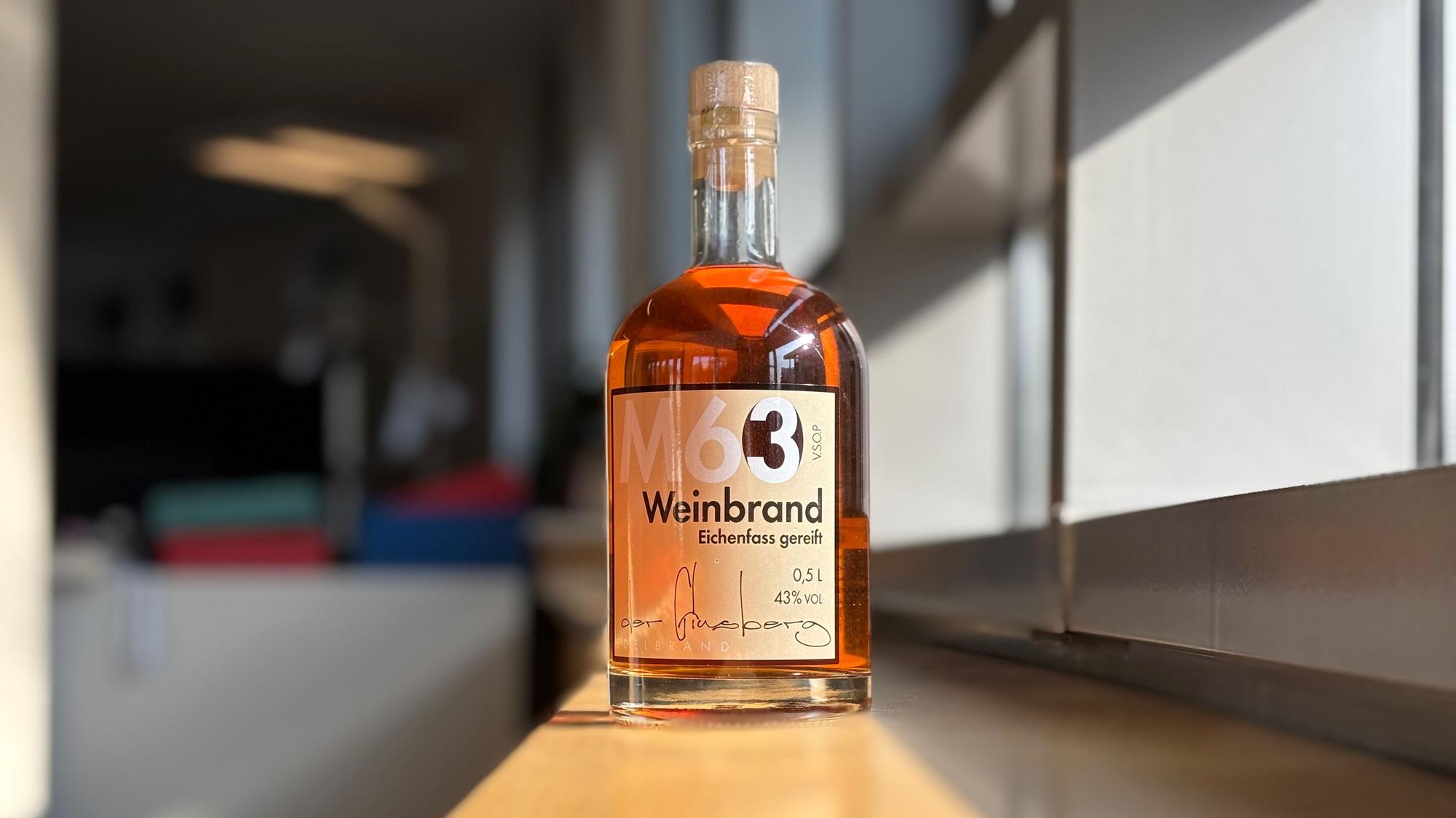 Eine Weinbrand-Flasche vor unscharfem Hintergrund