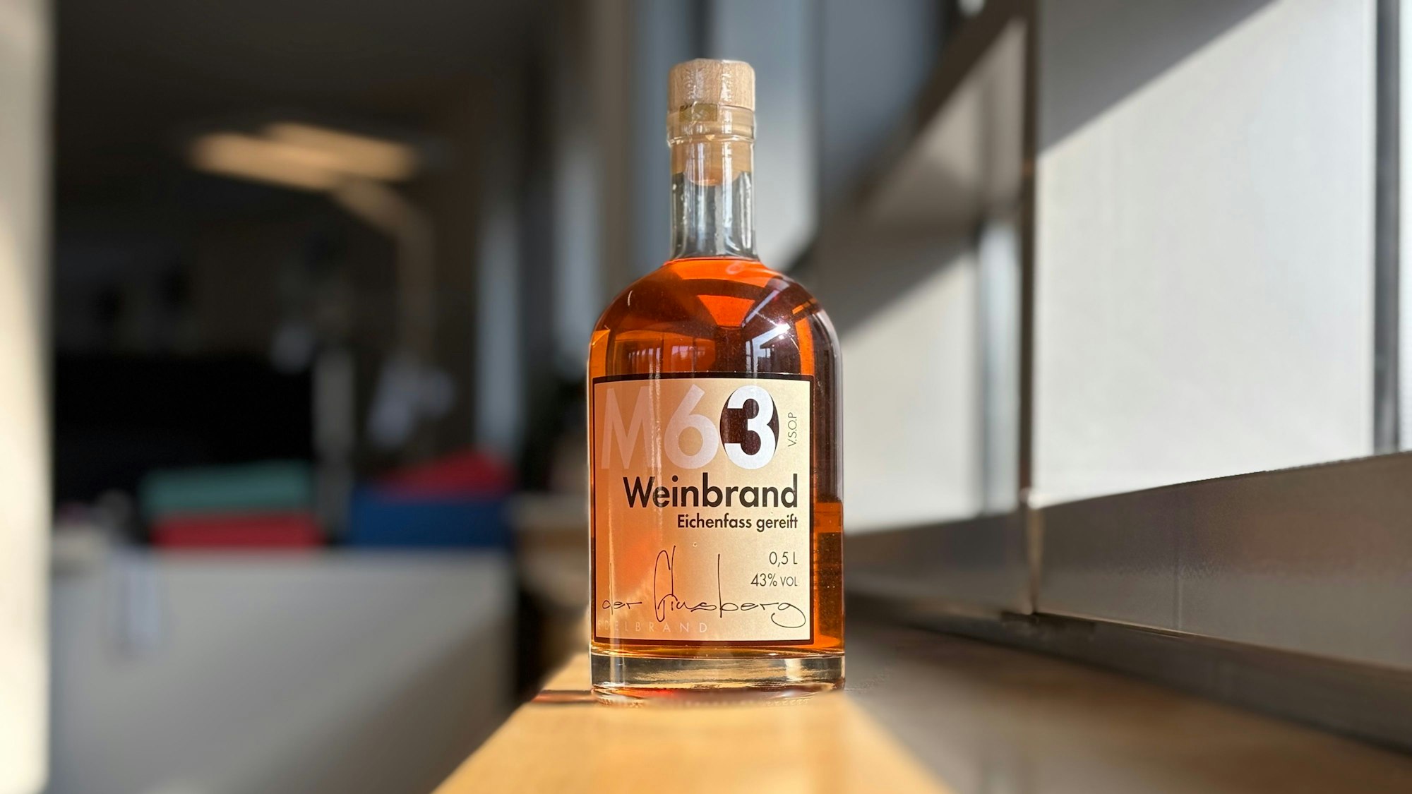 Eine Weinbrand-Flasche vor unscharfem Hintergrund