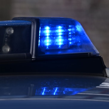 Ein Blaulicht auf einem Polizeifahrzeug.
