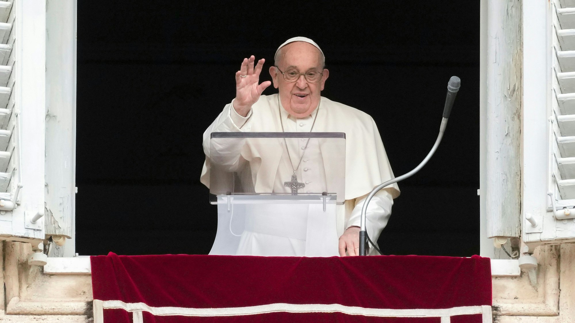 Papst Franziskus spricht am Ostermontag 2024 seinen Segen, während er das Angelus-Mittagsgebet aus einem Fenster mit Blick auf den Petersplatz im Vatikan winkt.