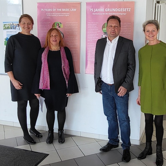 Eröffneten die Ausstellung im Rathaus (v.l.): Alma Hannig, Corinna Asendorf, Lutz Wagner und Frauke Fischer.