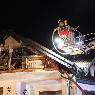 Die Feuerwehr arbeitet von der Drehleiter aus.