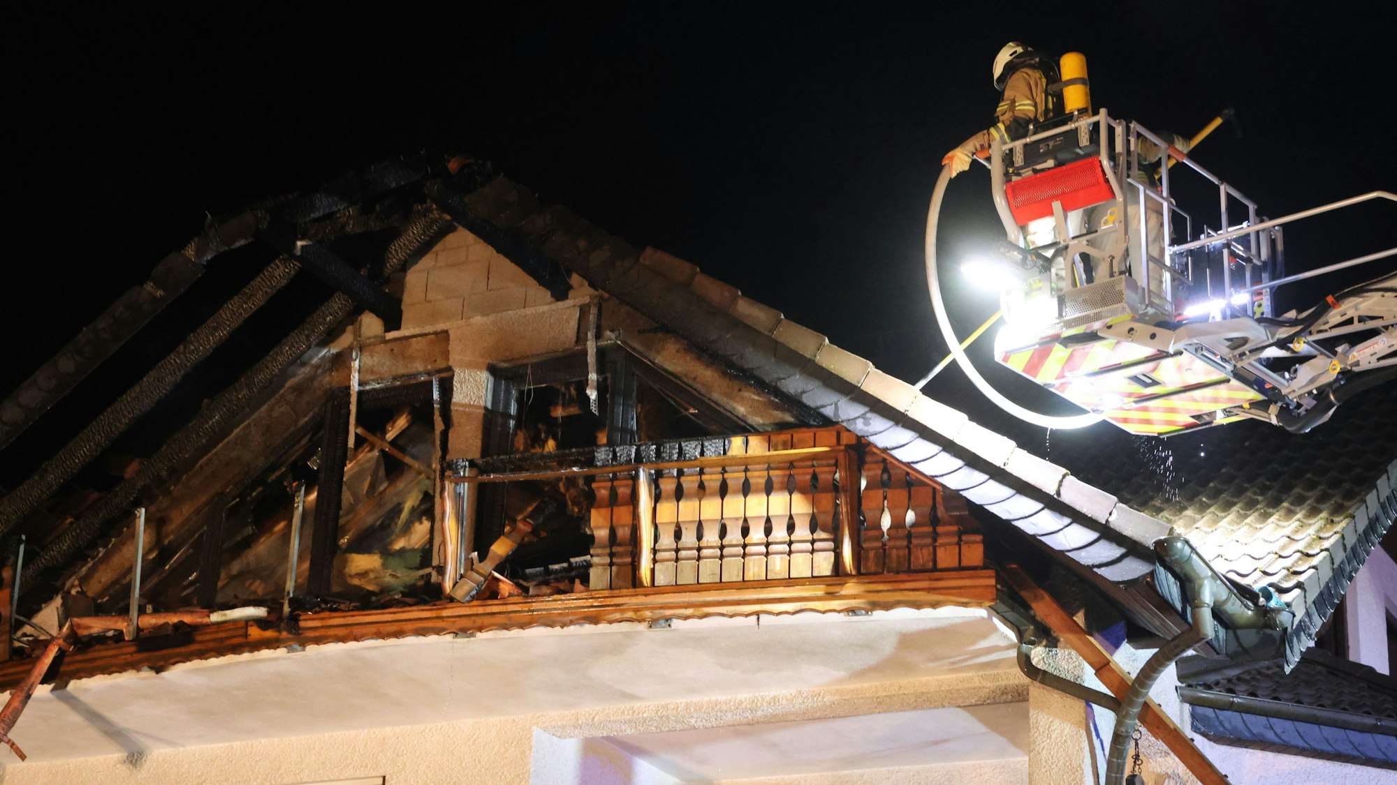 Die Feuerwehr arbeitet von der Drehleiter aus.