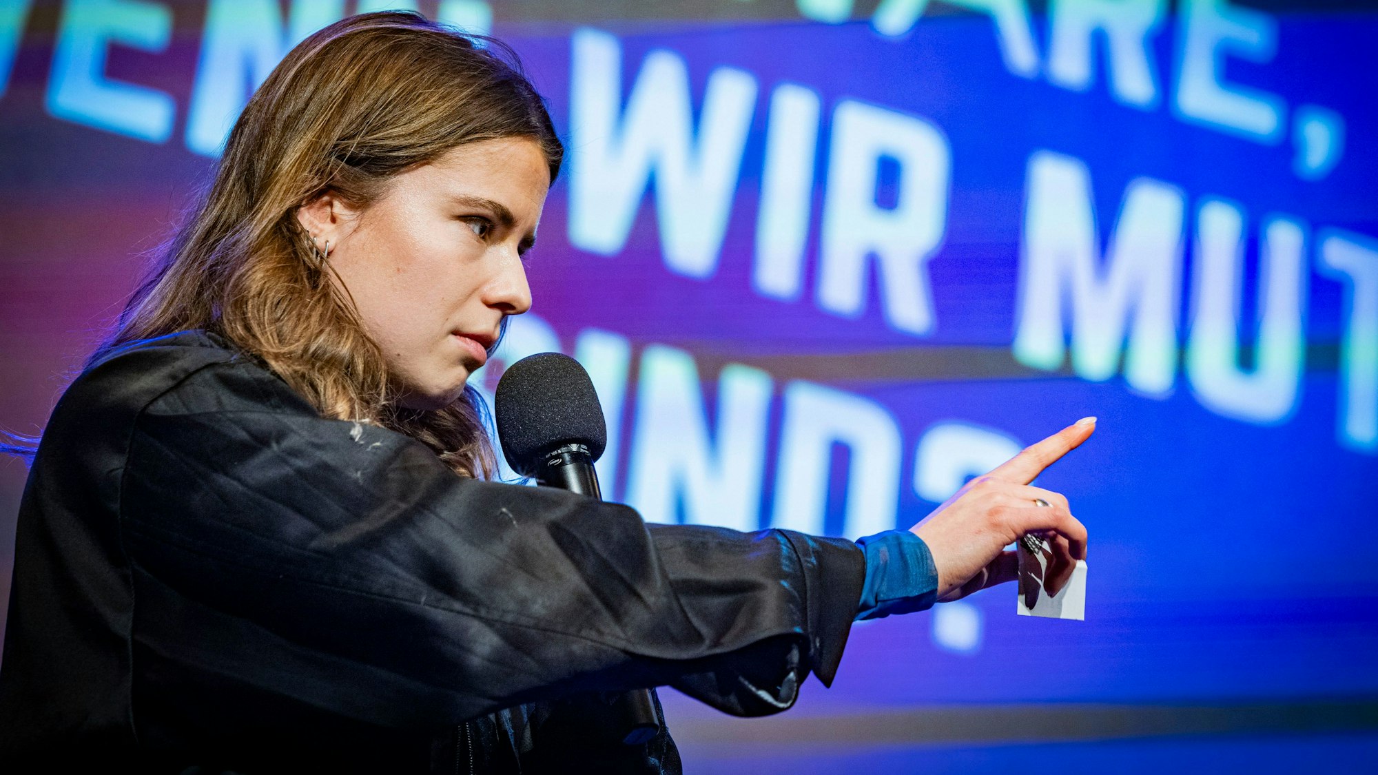 Umweltaktivistin Luisa Neubauer liest, fragt beantwortet Fragen im gloria