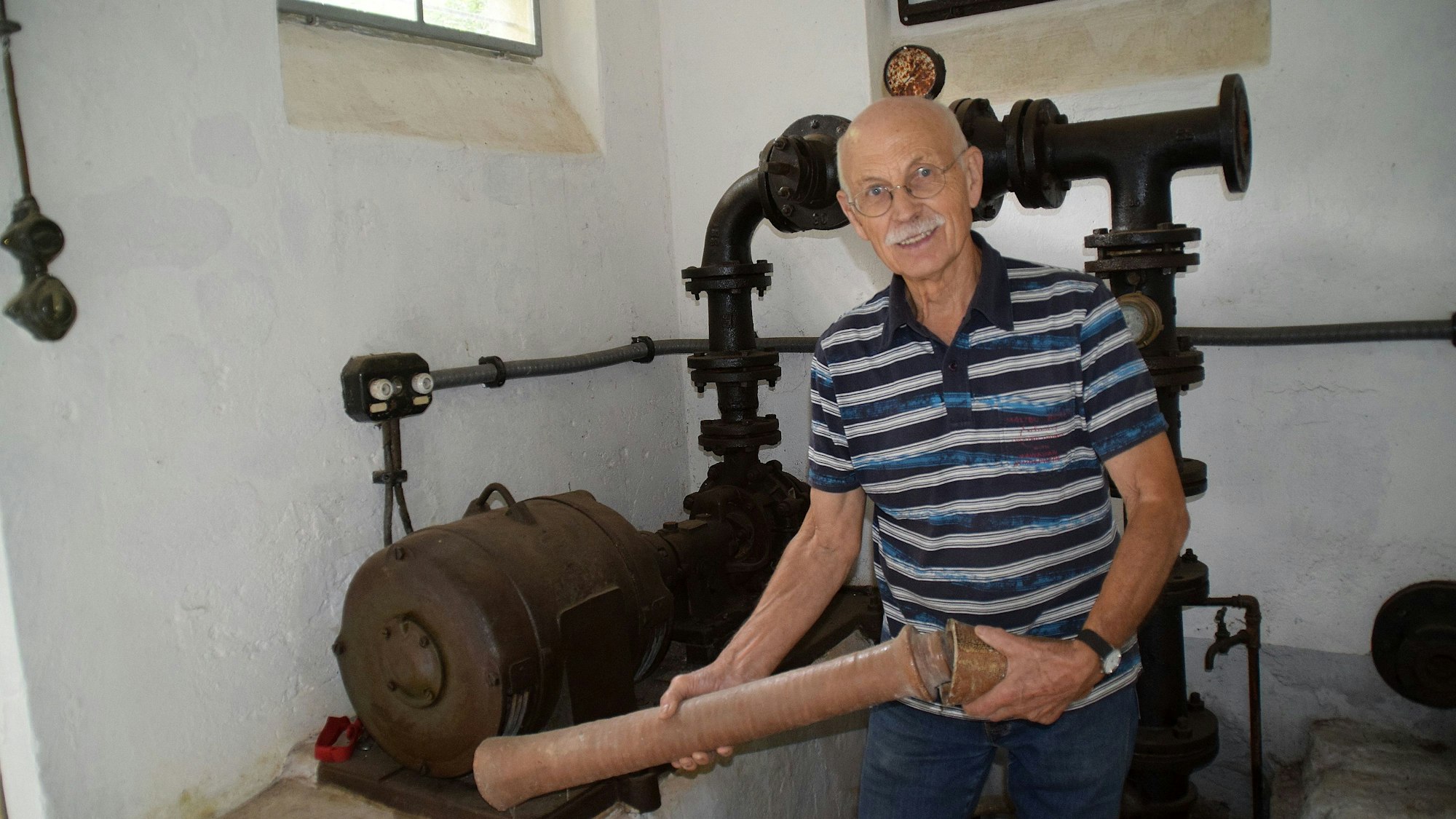 Volker Helwich im restaurierte Pumpenhäuschen.