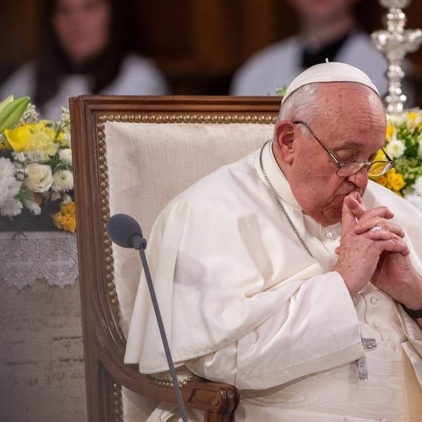 Papst Franziskus sitzt mit gefalteten Händen in der Kathedrale Notre Dame.