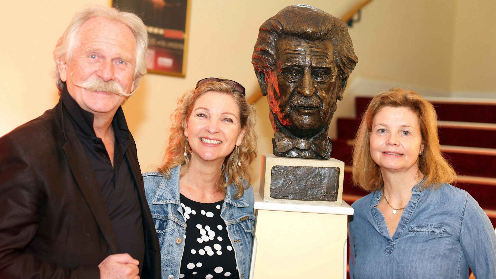 Henning Krautmacher mit Susanne Pätzold (M.) und Annette Frier