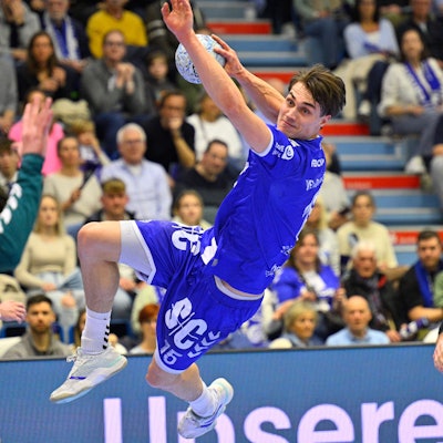 Miro Schluroff beim Sprungwurf.